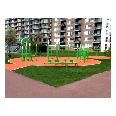 Brettschaukel mit Metallstangen für Spielplatz und Kindergarten