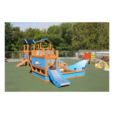 Spielanlage kleines Schiff mit Delphin für den Spielplatz