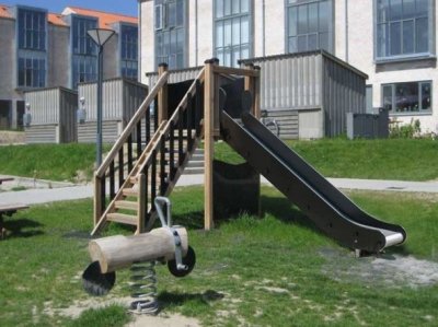 Spielturm Logo Natur mit Rutsche für Spielplatz und Kindergarten