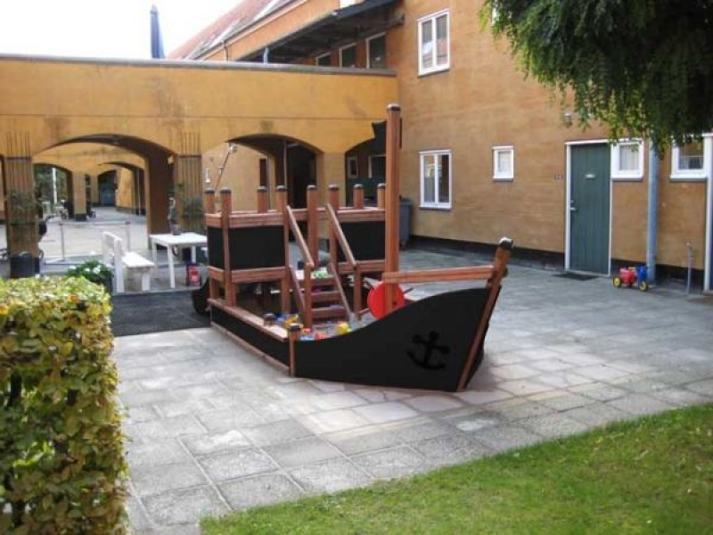 Kleines Schiff für Spielplatz und Kindergarten