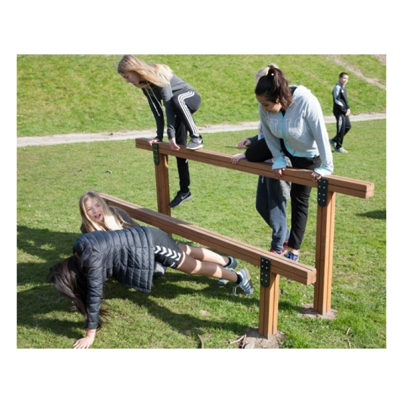 Outdoor Fitnessgerät: Hürden, Balancieren, Dehnen, Robben