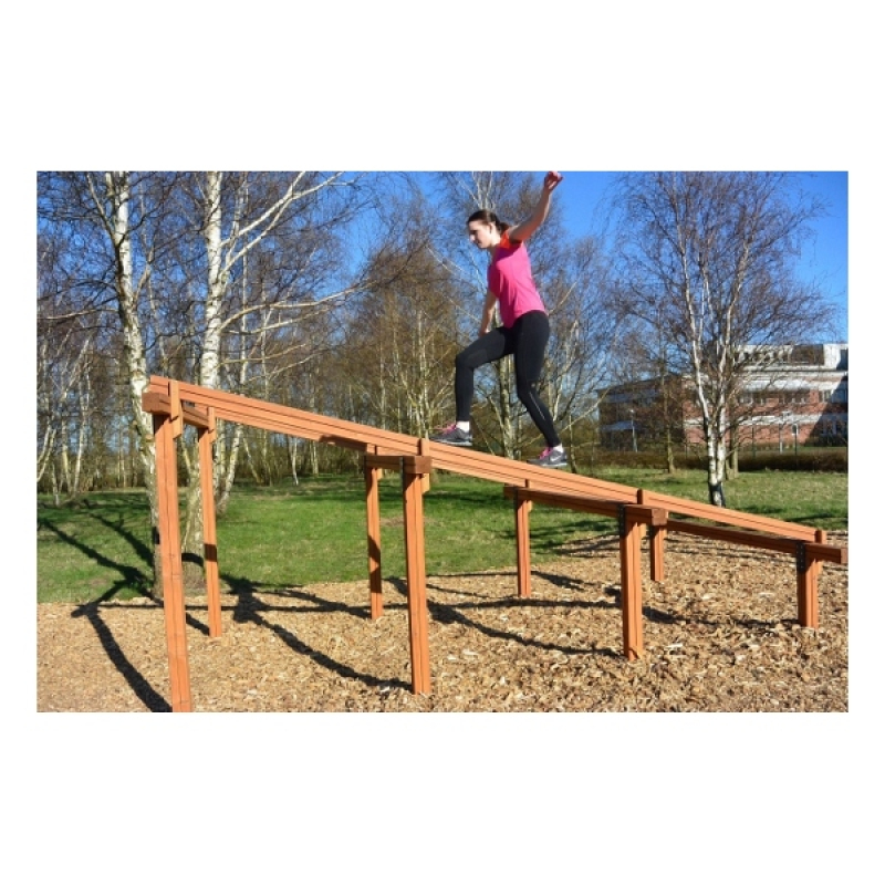 Outdoor Fitnessgerät: Hürdentreppe, Balancieren