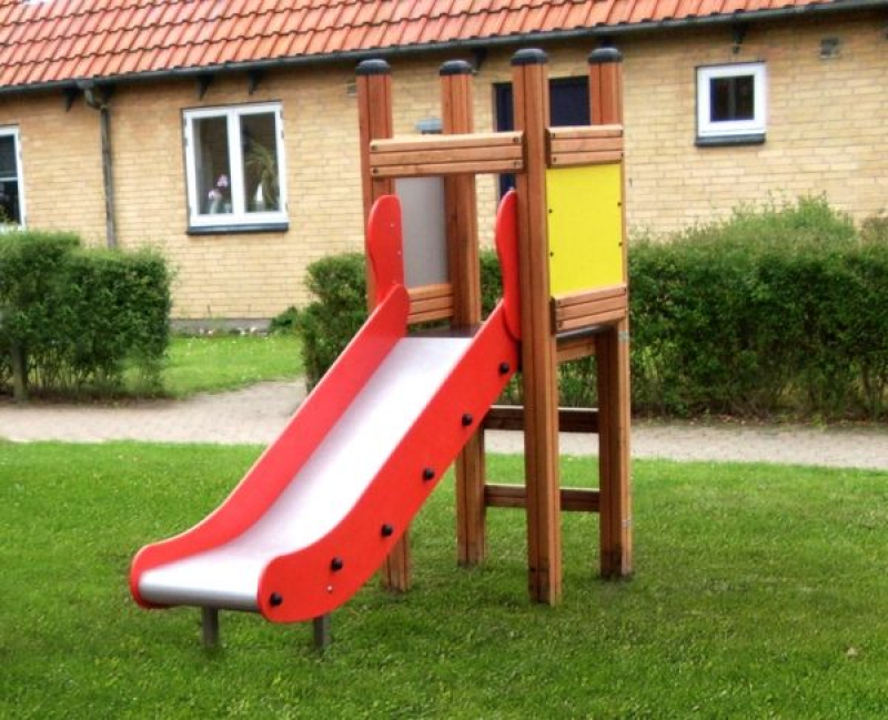 Kleiner Turm mit Rutsche für Spielplatz und Kindergarten