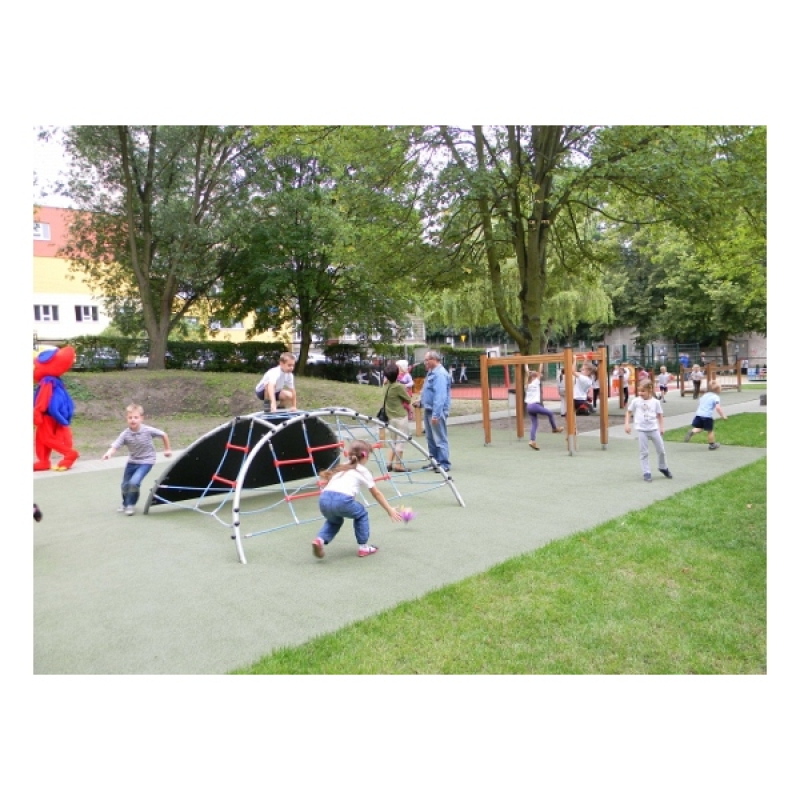 Klettergerüst kleiner Bergsteiger für Spielplatz und Kindergarten