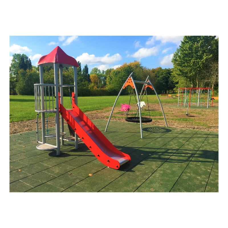 Spielturm Grashüpfer für Spielplatz und Kindergarten